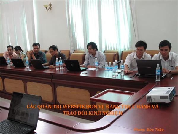 Các học vien đang thực hành và trao đổi kinh nghiệm trong lớp học QT Website